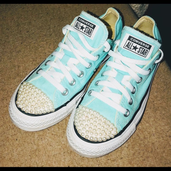 🔥🔥NEW🔥🔥CHUCKS AND PEARLS🔥🔥 - Picture 3 of 4